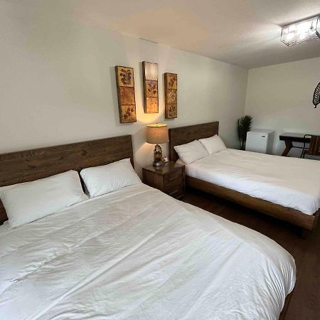 Dease Lake Arctic Divide Lodge מראה חיצוני תמונה