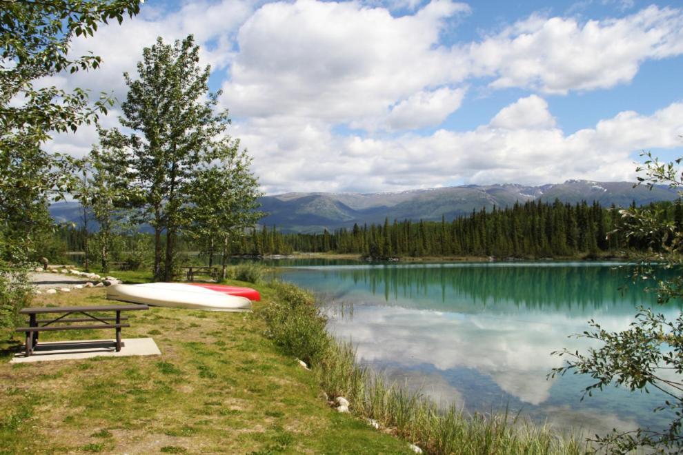 Dease Lake Arctic Divide Lodge מראה חיצוני תמונה